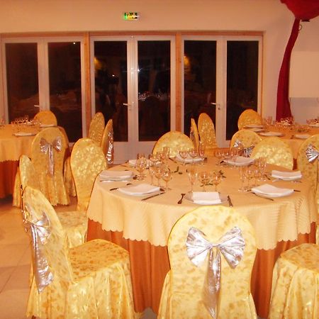 Hotel Eco Logis Espace Bellevue Semeac Bagian luar foto