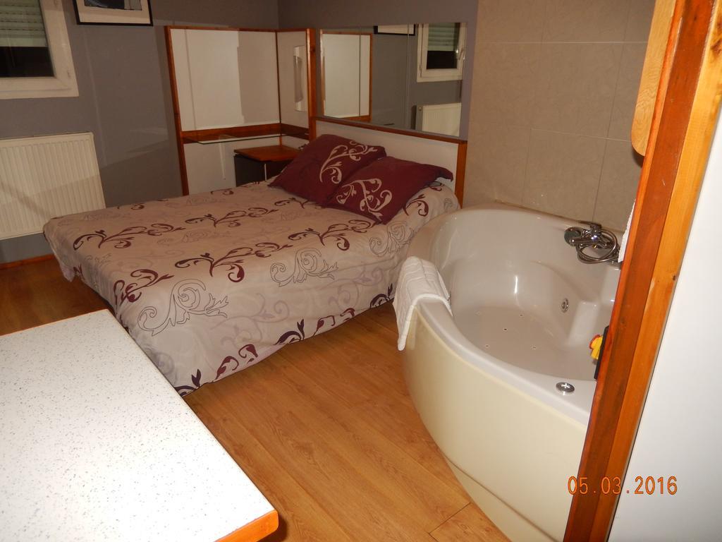 Hotel Eco Logis Espace Bellevue Semeac Bagian luar foto