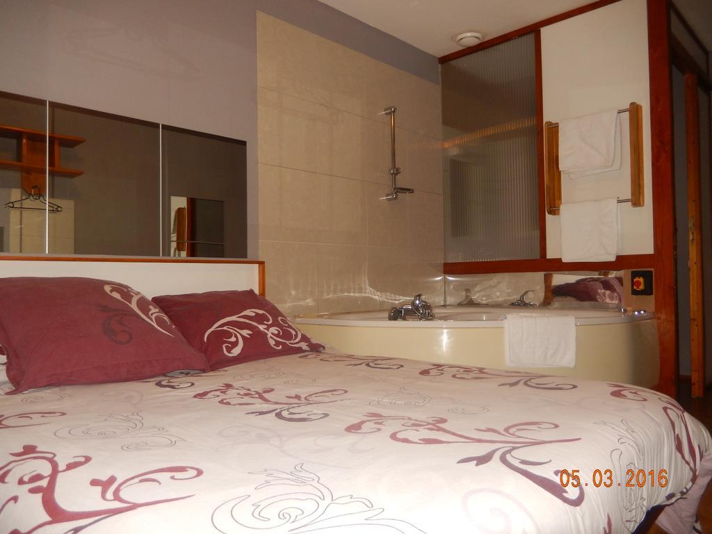 Hotel Eco Logis Espace Bellevue Semeac Bagian luar foto