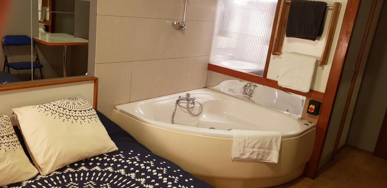 Hotel Eco Logis Espace Bellevue Semeac Bagian luar foto